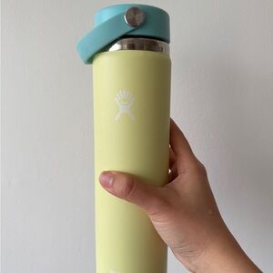 Hydroflask 24oz wide mouth water bottle in yellow green w blue lid